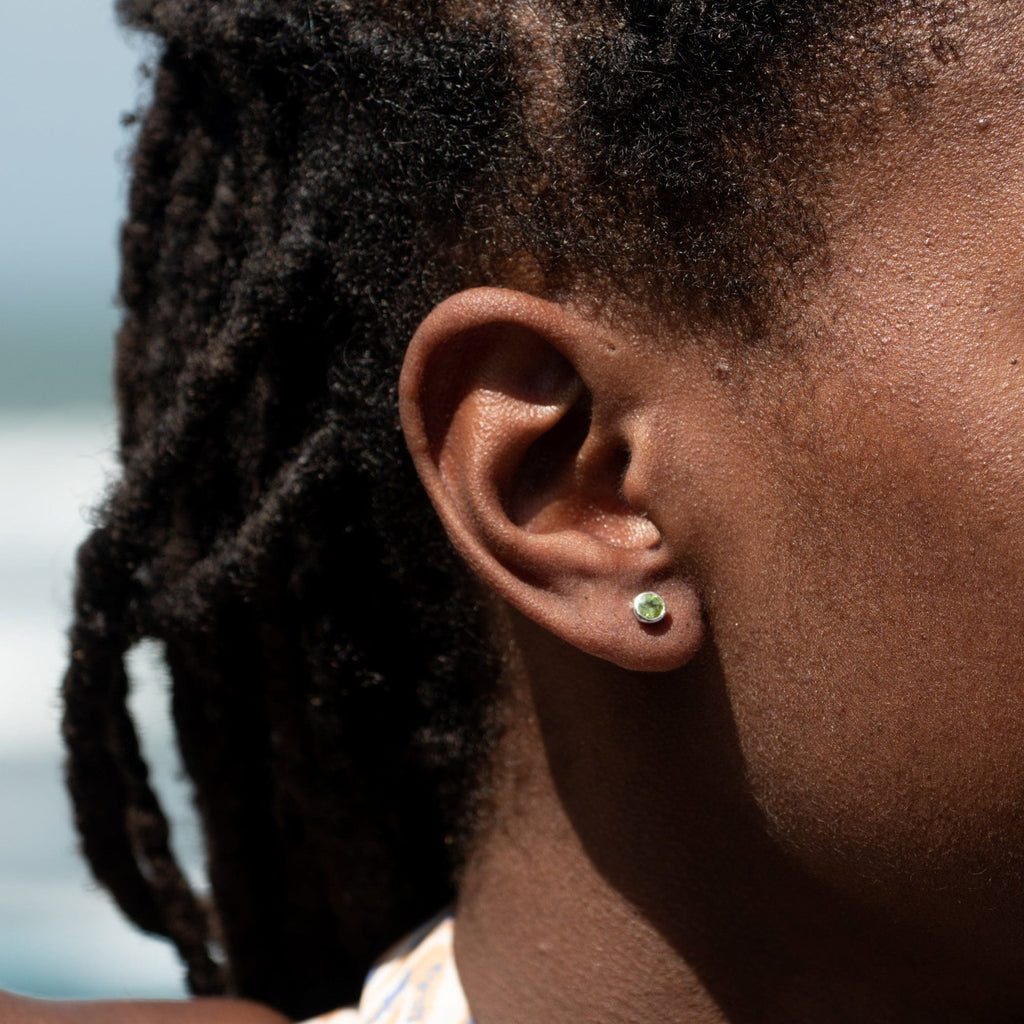 Boucles d'oreilles puces en péridot naturel et argent sterling, diamètre 4 mm