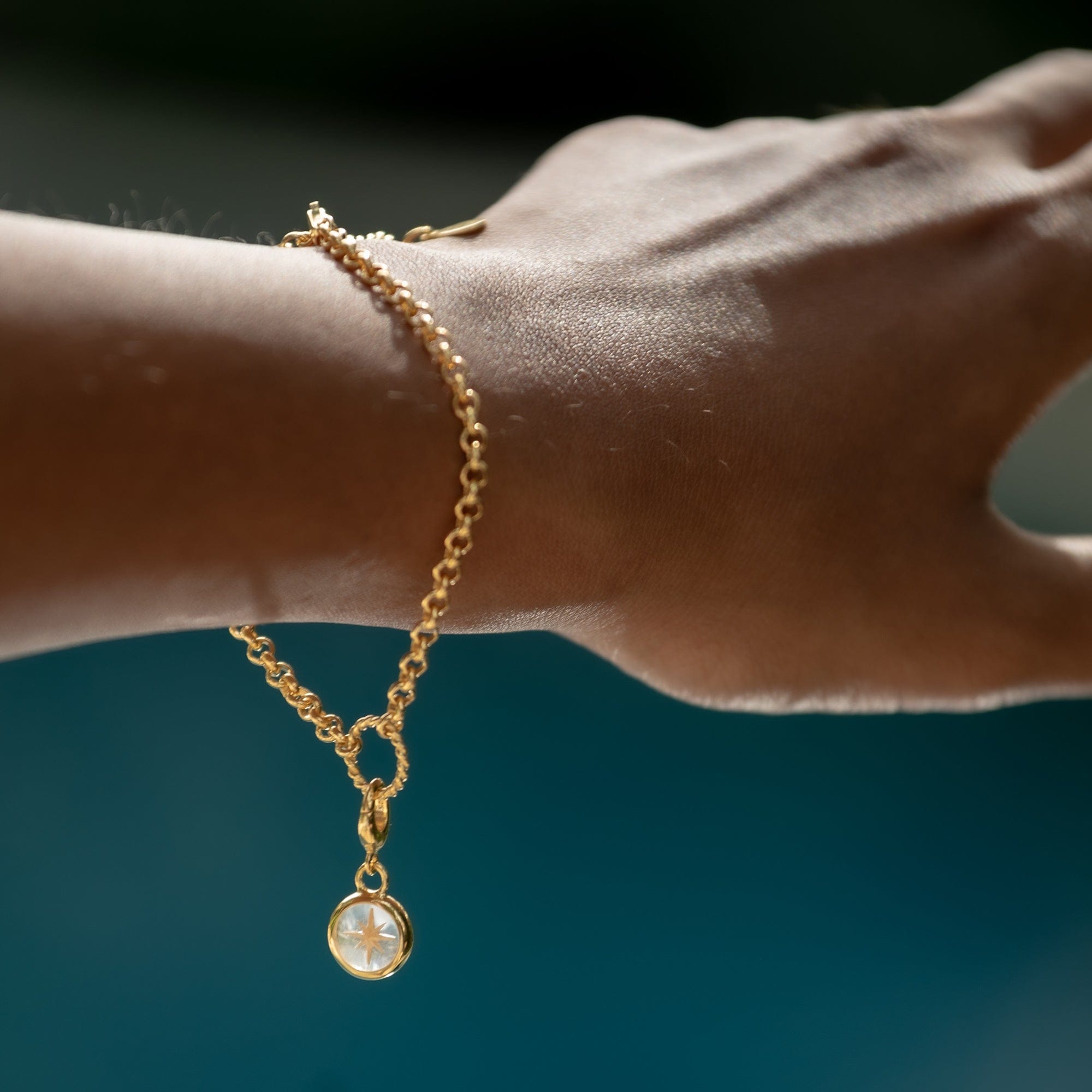 Bracelet à breloques en argent sterling avec anneau torsadé et plaquage or 18 carats